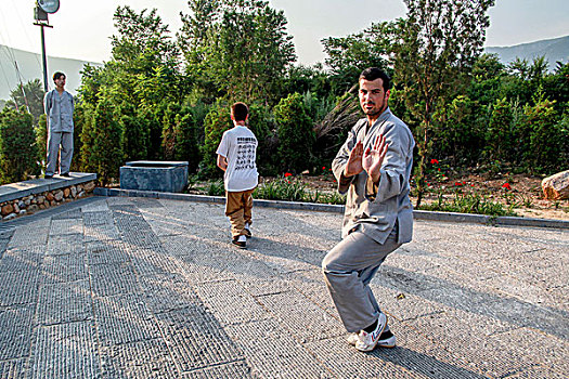 河南郑州,登封嵩山少林寺附近练习武术的外国人