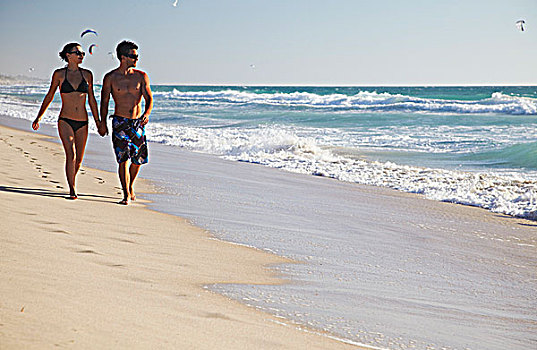 年轻,情侣,走,海滩,佩思,西澳大利亚,澳大利亚