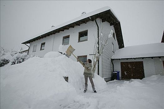 女人,铲,雪,上巴伐利亚,巴伐利亚,德国,欧洲