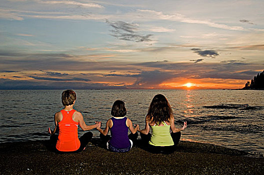 两个女人,女孩,享受,日落,练习,瑜珈,岸边,太平洋,海洋,靠近,不列颠哥伦比亚省,温哥华,海岸,山区,加拿大
