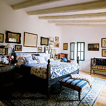 床,蓝色,白色,被子,软垫,长椅,卧室,地中海国家,房子,木头,梁,天花板