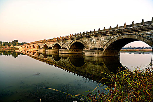日出时的卢沟桥
