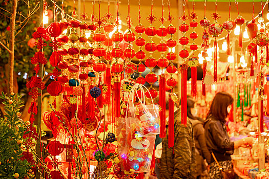 中国春节传统的饰品,多种造型春节饰品的摊贩