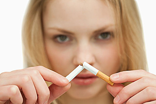 特写,女青年,香烟,白色背景