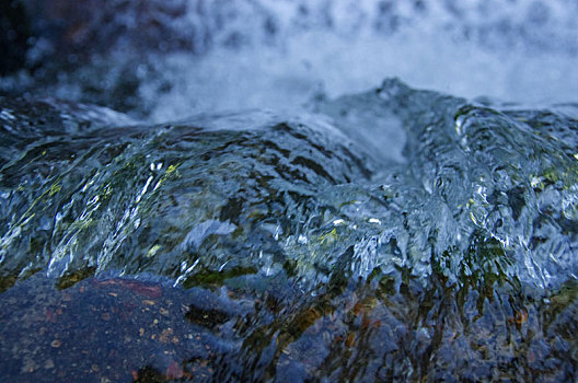 水花,流动,水纹,飞溅,液体,动感,水流,水,水资源,大自然,自然环境,户外,水泡,泡沫,夏天,中午,白天,探索,清新,旅游,宁静,清净,纯净,洁净,生态