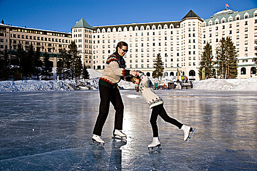 母女,滑冰,路易斯湖,班芙国家公园,艾伯塔省,加拿大