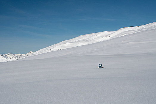 重,下雪,遮盖,走,小路,路标,只有,箭头,展示,指点,清晰,蓝天