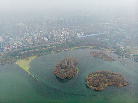 航拍雾霭中的江苏南京玄武湖公园