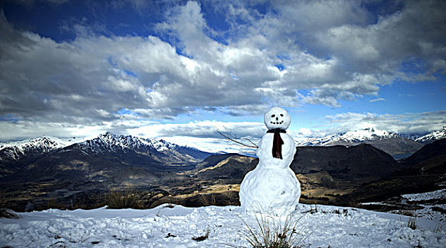 雪人,戴着,围巾,雪冠,山,远景,阴天
