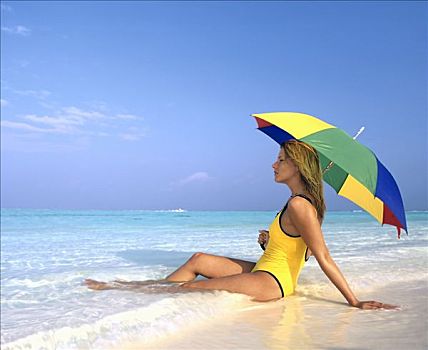 女青年,坐,浅水,阳伞,马尔代夫,印度洋
