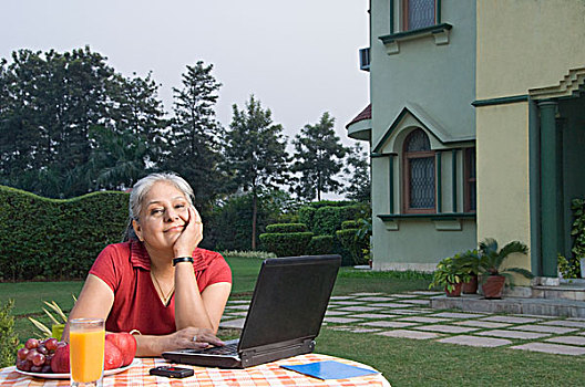 女人,工作,笔记本电脑,草地,新德里,印度