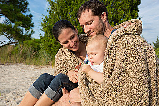 中年,父母,婴儿,女儿,坐,沙子,包着,毯子