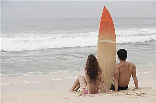 坐,夫妇,海滩,冲浪板