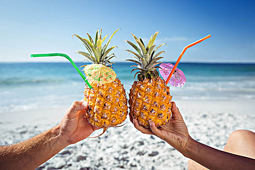 可爱,情侣,祝酒,菠萝,鸡尾酒,海滩