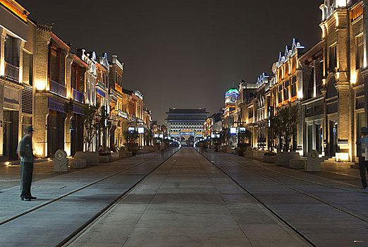 重新整修后的前门大街夜景