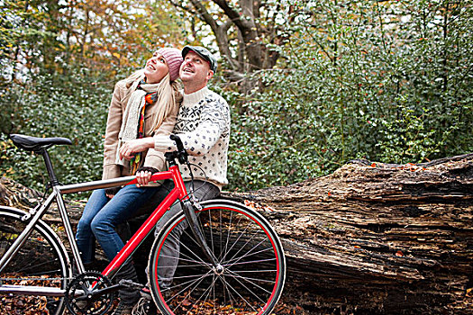 坐,夫妇,原木上,自行车