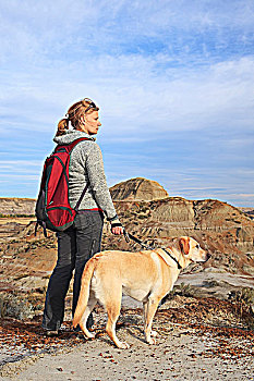 女人,远足,狗,站立,景色,俯瞰,马,窃贼,峡谷,德兰赫勒,艾伯塔省,加拿大