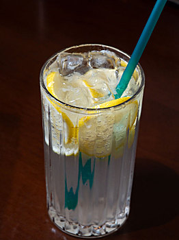 玻璃杯里的冰柠檬苏打水
