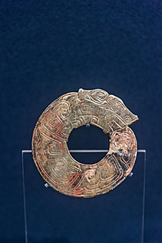 上海博物馆的商代晚期玉饰蟠龙环