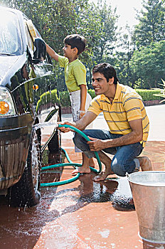 男孩,帮助,父亲,洗,汽车,微笑,新德里,印度