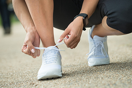 运动员,系鞋带,特写,女性,尝试,跑鞋,准备,慢跑