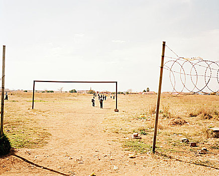 风景,干燥,普通,刺铁丝网,杆,一群孩子,走,远景,非洲