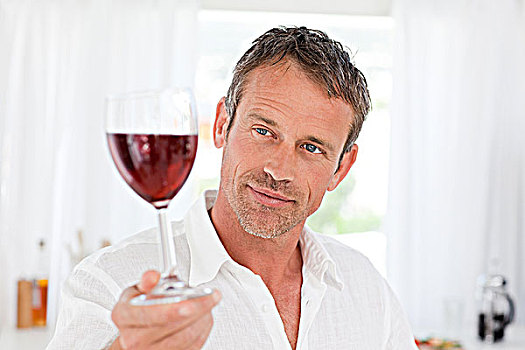 男人,葡萄酒杯,厨房,在家