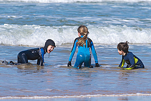 三个孩子,穿,紧身潜水衣,玩,海中,海滩,纽基,康沃尔
