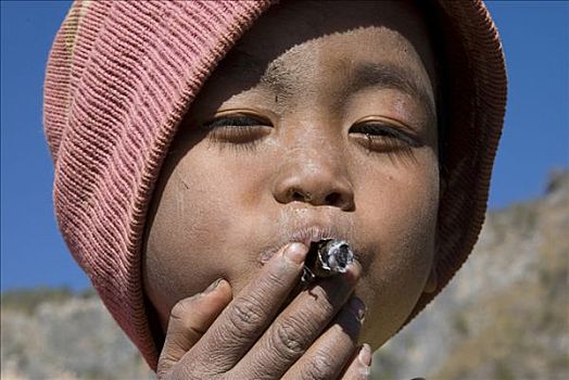 缅甸,男孩,吸烟,雪茄