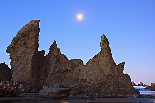 月亮,上方,岩石构造,退潮,班顿海滩,俄勒冈,美国
