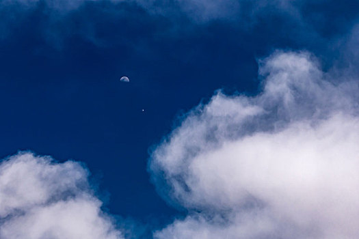 月亮与飞机