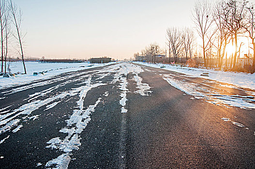 清晨积雪的道路