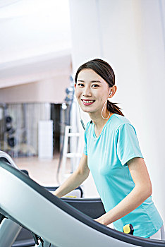 年輕女子在健身房健身