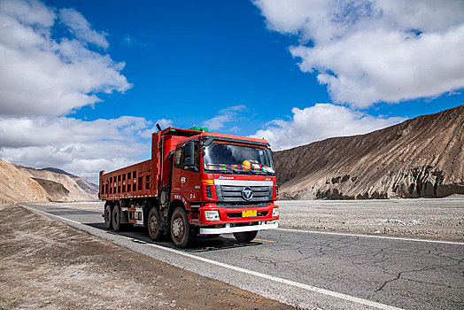 行驶在新疆帕米尔高原g314国道公路上的大货车