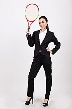 一个手握网球拍的商务女士