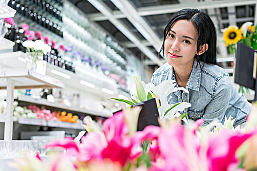 年轻女子选购装饰花