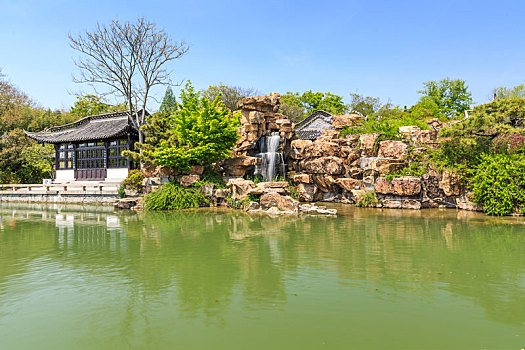 中国江苏省扬州瘦西湖水景园林石壁流淙景观