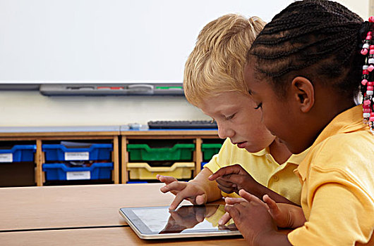 两个,学童,用电脑,笔记本电脑,教室