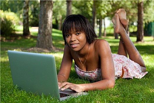 户外,头像,年轻,黑人女性,笔记本电脑