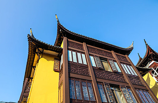 上海豫园的中国古典建筑仰视特写