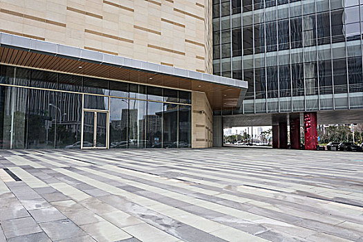 现代商业建筑,从地板的空玻璃墙