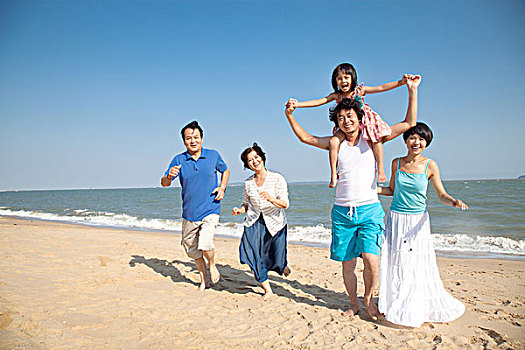 一家人在沙滩奔跑