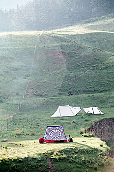 甘肃拉卜楞寺的僧人在山坡上搭建的一个帐篷