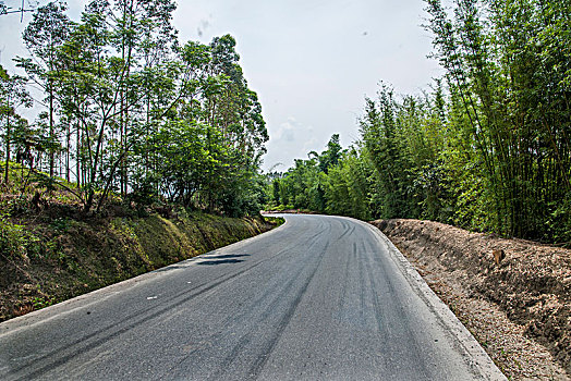 山谷中的国道公路