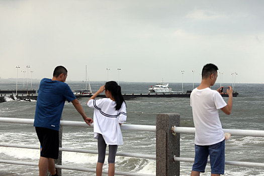 山东省日照市,夏日里的海滨人流如织,游客尽情享受假日感受清凉