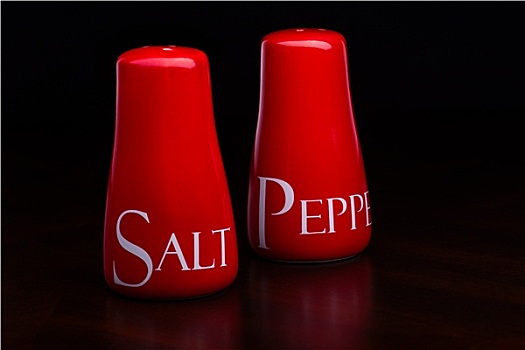 红色,盐瓶,黄油,水罐,深色背景