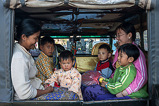 女人,孩子,坐,交通工具,卡劳,掸邦