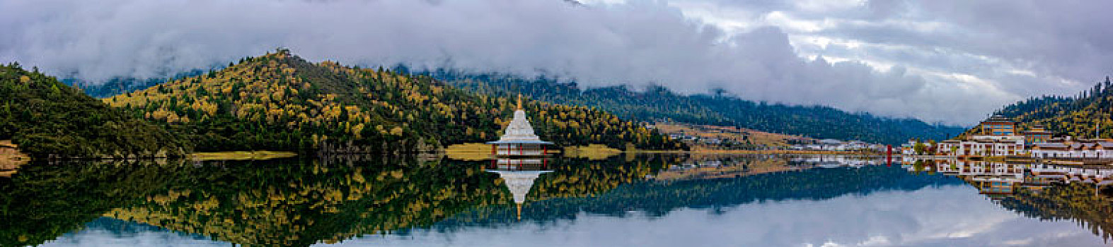 中国西藏林芝鲁朗扎塘鲁措湖全景风光