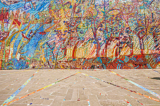 重庆沙坪坝区大学城四川美院罗冠中艺术馆涂鸦墙群楼间的人行道