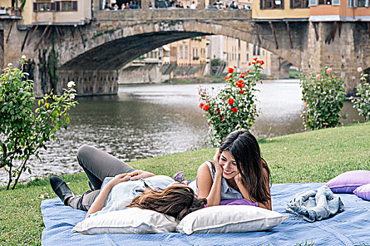 女同性恋伴侣,躺着,毯子,正面,维奇奥桥,上方,阿尔诺河,佛罗伦萨,托斯卡纳,意大利